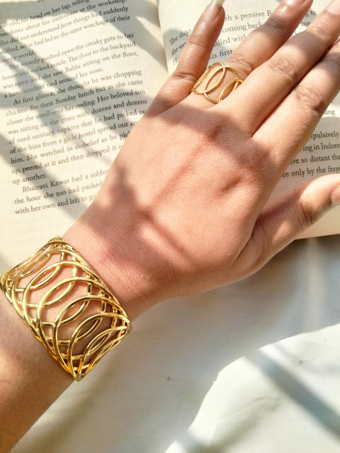 Luxurious Bangle With Ring
