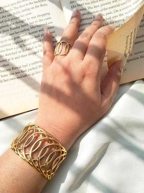 Luxurious Bangle With Ring