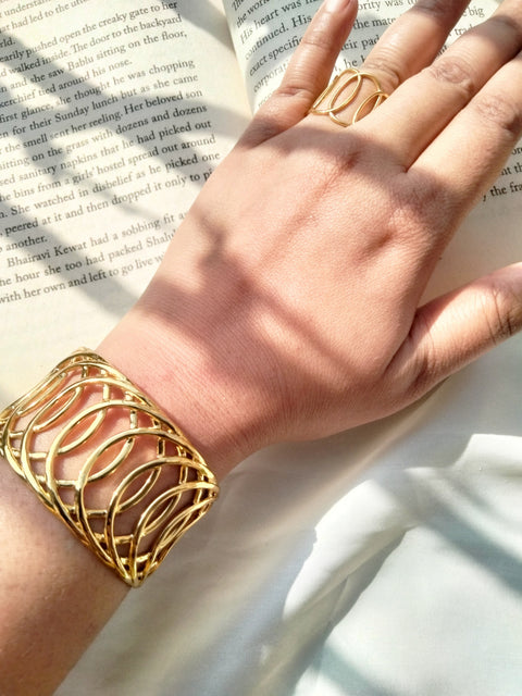 Luxurious Bangle With Ring